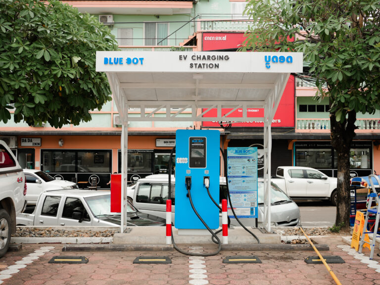 ສະຖານີສາກລົດໄຟຟ້າ BlueDot ຈາກບໍລິສັດລາວທານີ ທີ່ມາພ້ອມກັບມາດຕະຖານ ແລະ ມີຈຸດສາກລົດຫຼາຍກວ່າ 40 ຈຸດທົ່ວປະເທດ
